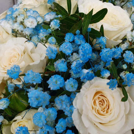 Букет_Кустовые розы с голубой гипсофилой в ящике