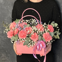 Розовые гвоздики в сумочке