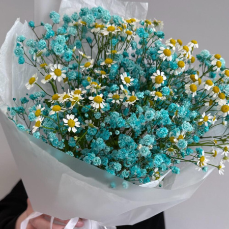 Букет_Голубая гипсофила и кустовая ромашка