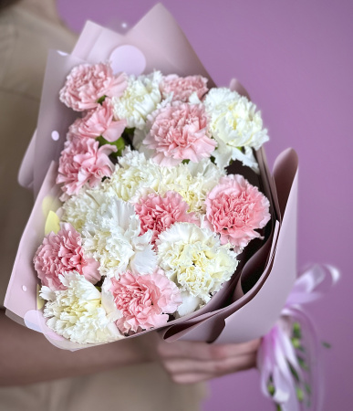 Букет_17 розовых и белых гвоздик
